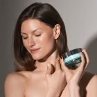 QMS Age Prevent Power Firm Neck & Bust Cream nyak és dekoltázsfeszesítő krém egzotikus növénykivonatokkal