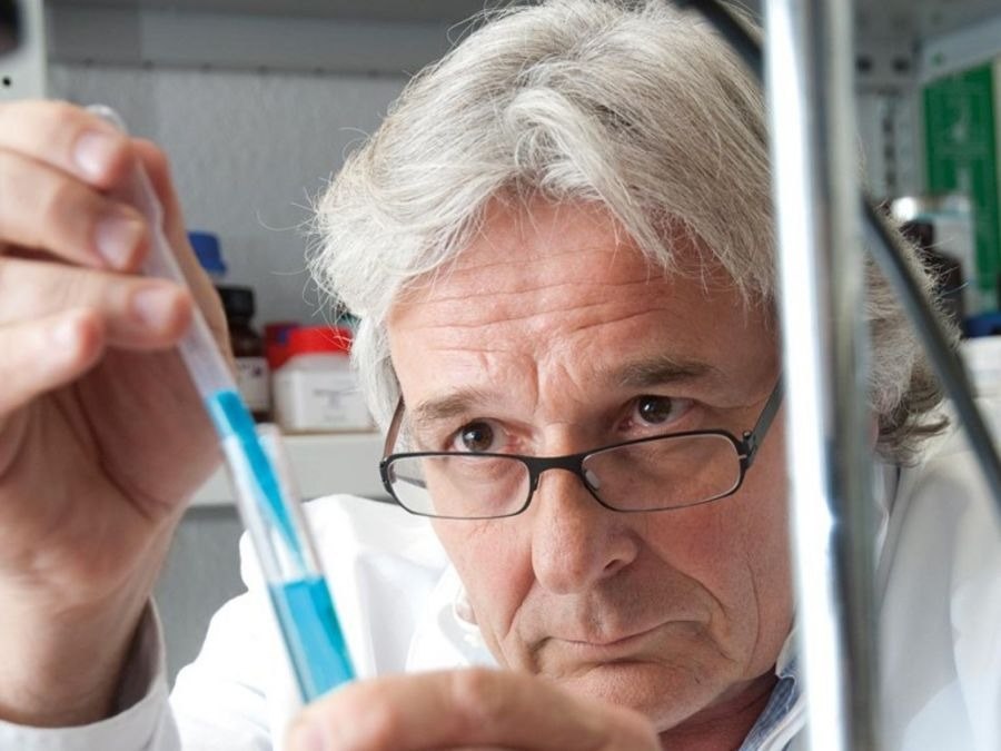 Dr. Erich Schulte, a QMS Medicosmetics megalkotója a laborban